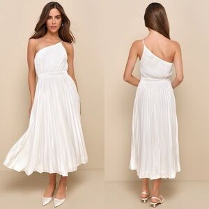 NWT Lulu’s Alluring Marvel Ivory Pleated Satin One-Shoulder Midi Dress Medium